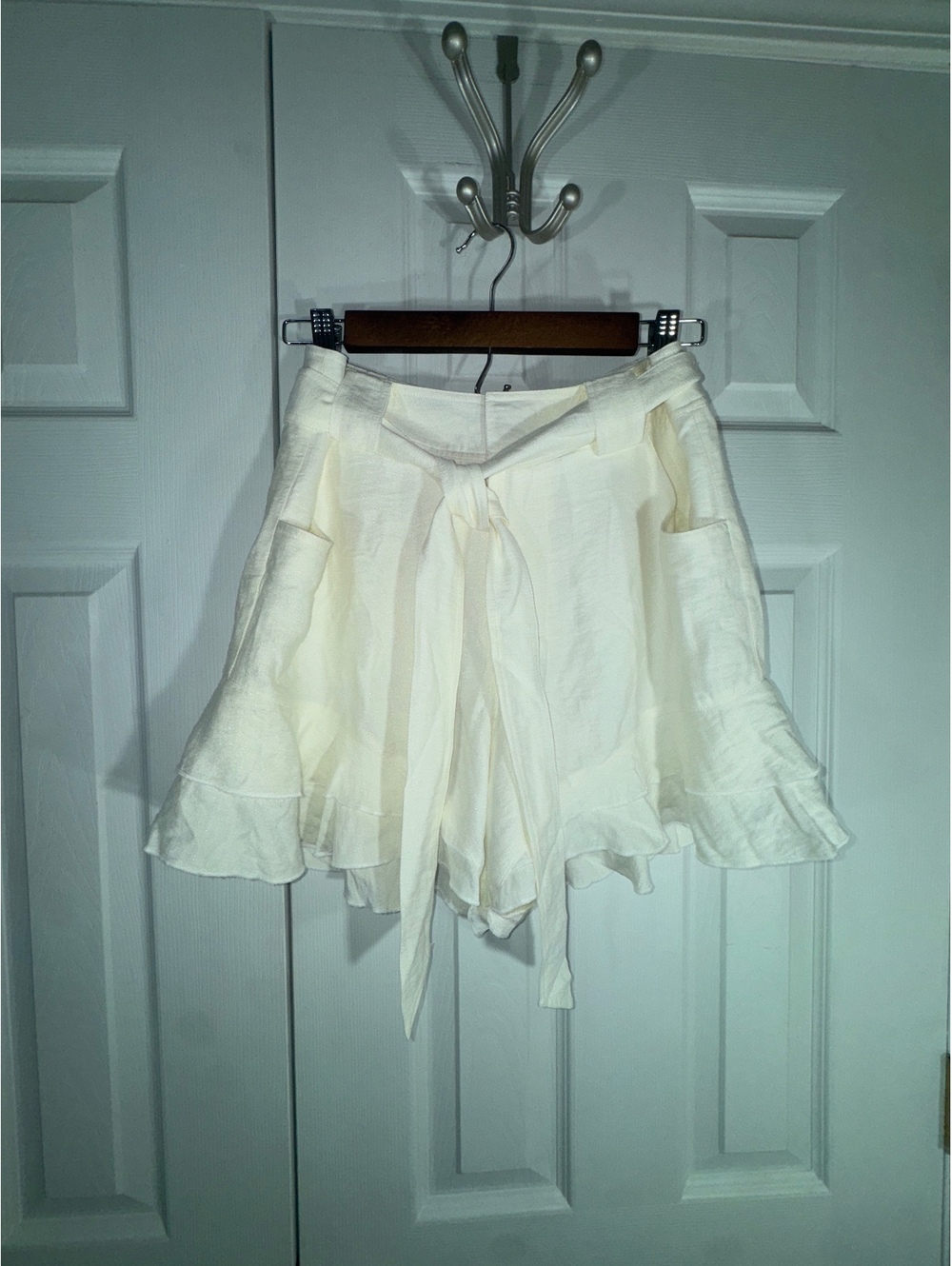 CeCe Women's White Ruffle Hem Shorts Size 6